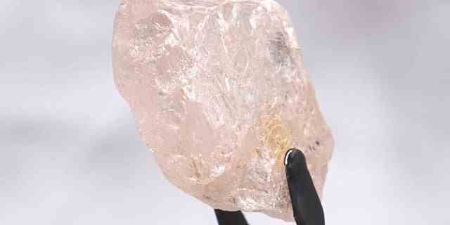 Die Lucapa Diamond Company hat den, wie sie es nennen, größten rosafarbenen Diamanten gefunden, der seit 300 Jahren gefunden wurde.