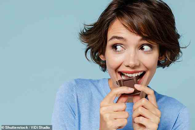 Wissenschaftler haben herausgefunden, dass Flavanole – Antioxidantien in dunkler Schokolade – Ihr Herz gesund halten können, indem sie Ihren Blutdruck senken