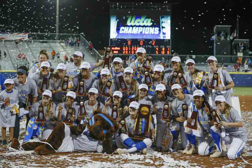 Das UCLA-Softballteam posiert für Fotos, nachdem es Oklahoma bei der Women's College World Series 2019 in Oklahoma City besiegt hat.