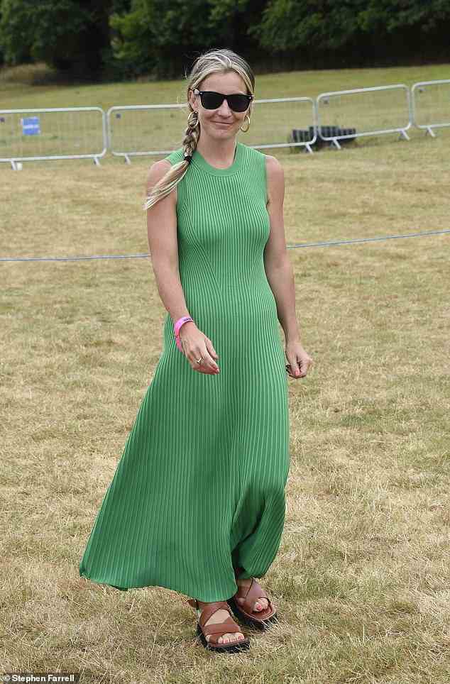 Festivalgast: Helen Skelton, 39, fassungslos in einem gerippten grünen Maxikleid, als sie am Samstag das CarFest North in Cheshire besuchte