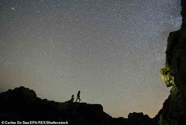 Während der Meteoritenschauer der Delta-Aquariiden an diesem Wochenende offiziell seinen Höhepunkt erreicht, haben Sie heute Nacht die besten Chancen, Sternschnuppen zu sehen