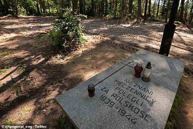 Heute bedeckt ein Steindenkmal das Grab mit der Inschrift „Nieznani meczennicy Polegli za polskosc.  1939-1944“ auf Polnisch mit der Aufschrift „Unbekannte Märtyrer fielen auf das Polentum herein.  1939-1944'