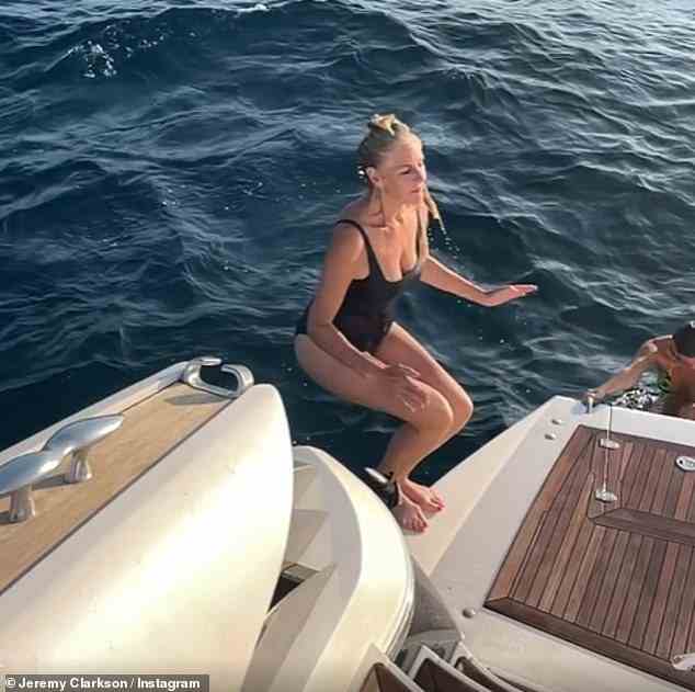Spektakulär: Jeremy Clarkson, 62, hat am Dienstag auf Instagram ein Video von seiner Freundin Lisa Hogan, 49, geteilt, die einen unglaublichen Rückwärtssalto ins Meer macht