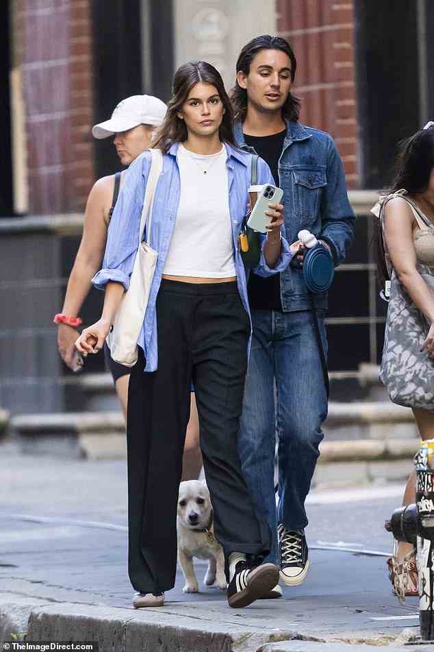 Unterwegs!  Kaia Gerber machte am Montag einen Spaziergang in Manhattan, nachdem sie sich ein heißes Getränk zum Mitnehmen geholt hatte