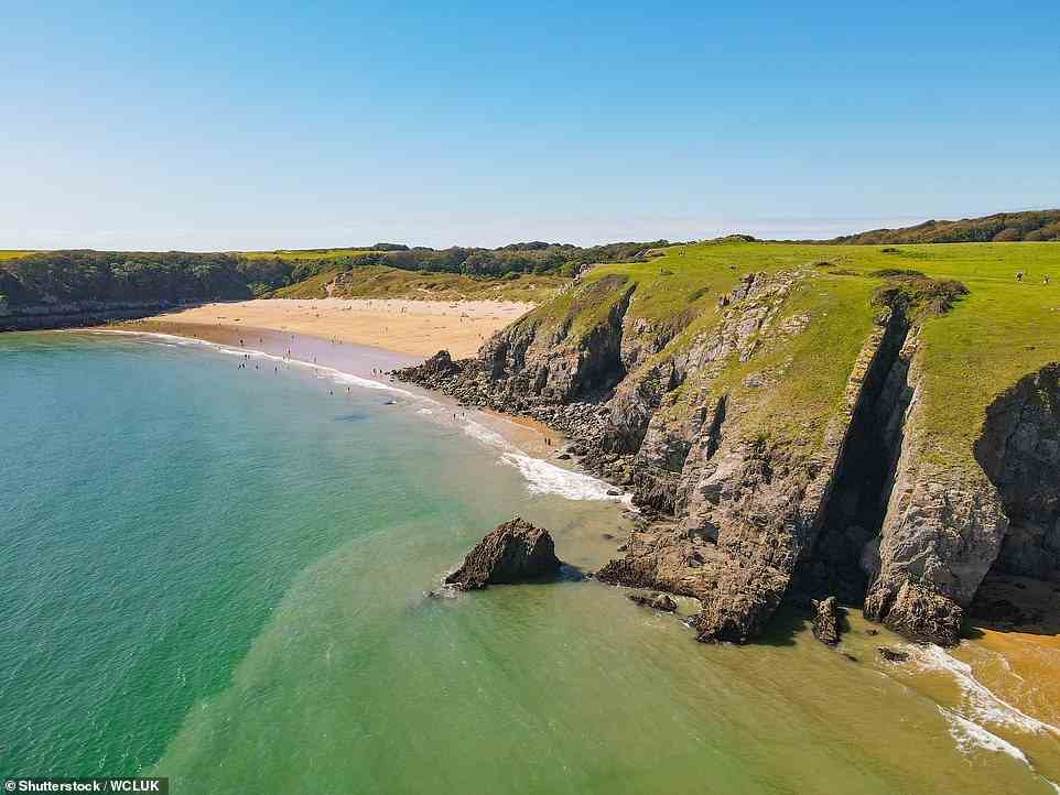 Die geheimen Buchten und breiten Sandstrände von Pembrokeshire erinnern an Cornwall, abgesehen von den Menschenmassen, sagt which?  Reisen Sie in seinem Leitfaden, um einen ruhigeren Aufenthalt zu garantieren.  Oben ist Barafundle Bay Beach in Pembrokeshire