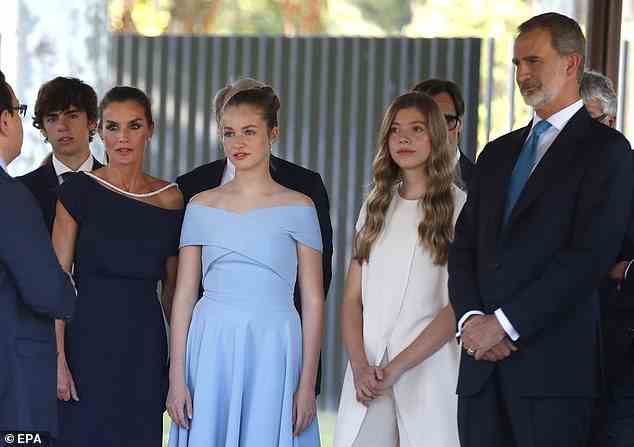 Königin Letizia (ganz links), Prinzessin Leonor (zweite von links), Prinzessin Sofia (zweite von rechts) und König Felipe nahmen an der Preisverleihung in Barcelona teil