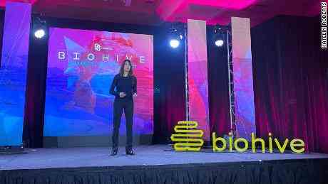 Schneider Williams spricht auf dem BioHive Summit 2021 in Utah über LBD-Bewusstsein und -Forschung.