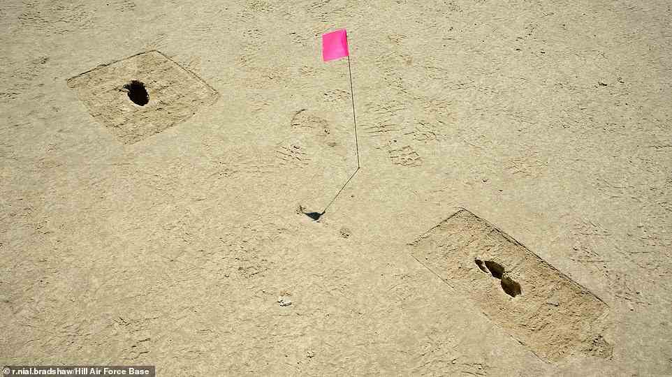 Geisterspuren im Sand: Die 12.000 Jahre alten menschlichen Fußabdrücke wurden auf einem US-Luftwaffenstützpunkt in Utah entdeckt.  Experten sagen, dass sie sowohl von Erwachsenen als auch von Kindern hergestellt wurden