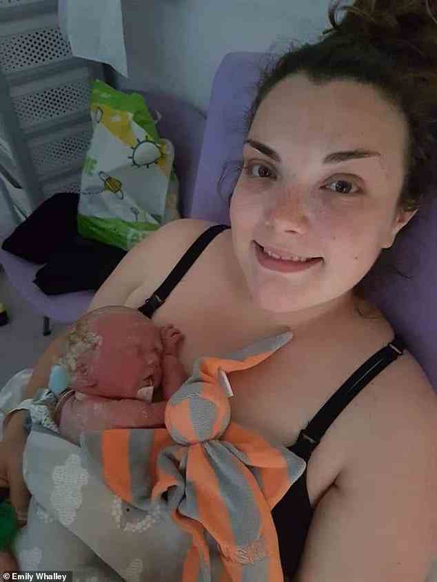 Emily Whalley (im Bild mit Sohn Arthur), 32, aus High Peak in Derbyshire, litt nach der Geburt ihres ältesten Sohnes Arthur an PTBS und postpartaler Psychose