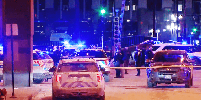 Die Polizei von Chicago versuchte am Montagabend, ein von einem Auto gestohlenes Fahrzeug anzuhalten, und tauschte Schüsse mit den Verdächtigen aus, erschoss einen und nahm zwei weitere in Gewahrsam.