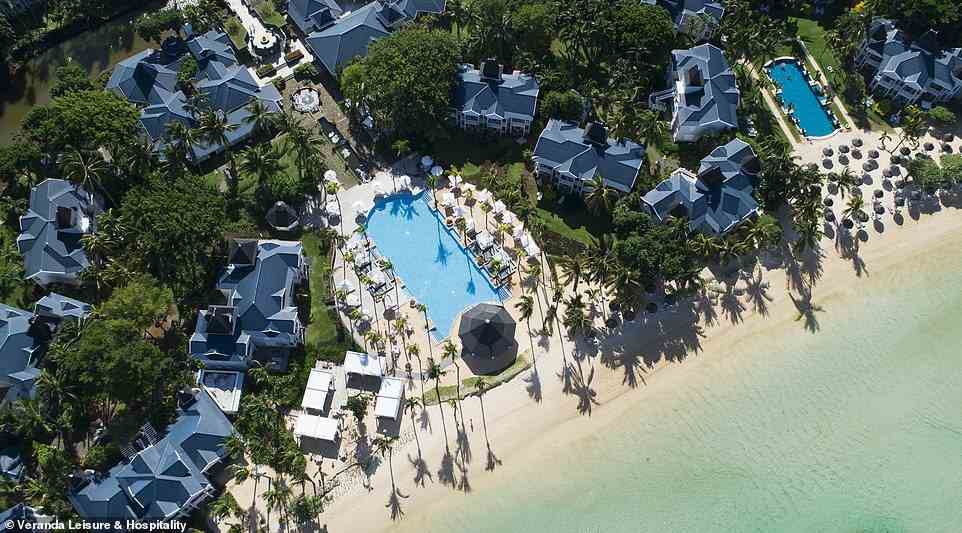 Julia Bradbury checkt mit ihrem Partner und ihren drei Kindern in zwei Heritage Resort Hotels auf Mauritius ein – Heritage Le Telfair (oben) und Heritage Awali