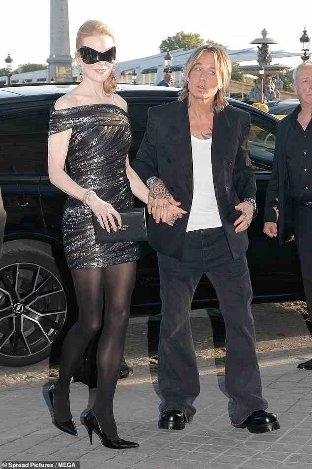 Nicole Kidman setzte am Mittwoch in einem schulterfreien Minikleid und einer schrulligen Sonnenbrille ein Style-Statement, als sie mit Ehemann Keith Urban zur After-Party von Balenciaga auf der Paris Fashion Week kam