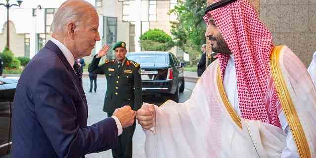 Der saudische Kronprinz Mohammed bin Salman schlägt US-Präsident Joe Biden bei seiner Ankunft im Al-Salman-Palast in Jeddah, Saudi-Arabien, mit der Faust.
