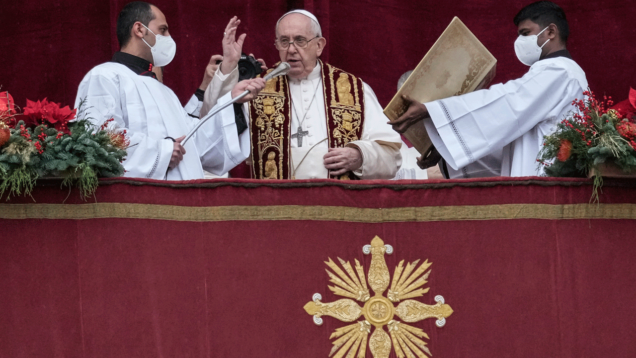 Papst Franziskus spendet am 25. Dezember 2021 vom Hauptbalkon des Petersdoms im Vatikan den Segen Urbi et Orbi am Weihnachtstag. 