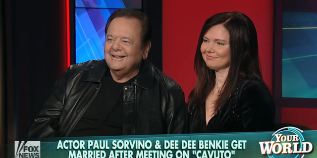 Der verstorbene Schauspieler Paul Sorvino kam im Januar 2015 zu Neil Cavuto auf Fox News, um bekannt zu geben, dass er im Dezember 2014 seine Frau Dee Dee Benkie geheiratet hat "Goodfellas" Star starb am Montag eines natürlichen Todes.