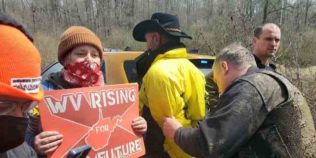 Klimaaktivisten protestieren gegen Joe Manchin in einem Kraftwerk in West Virginia.