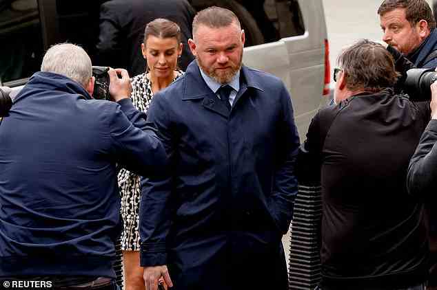 Coleen und Wayne lassen ihr Auto vor dem High Court stehen.  Der ehemalige englische Stürmer begleitete seine Frau während des 3-Millionen-Pfund-Prozesses gegen Wagatha Christie