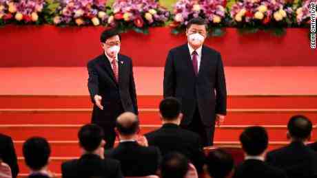 Xi Jinping schlug die Opposition in Hongkong nieder.  Jetzt behauptet er, die Übergabe an China sei der „Beginn echter Demokratie“ gewesen.