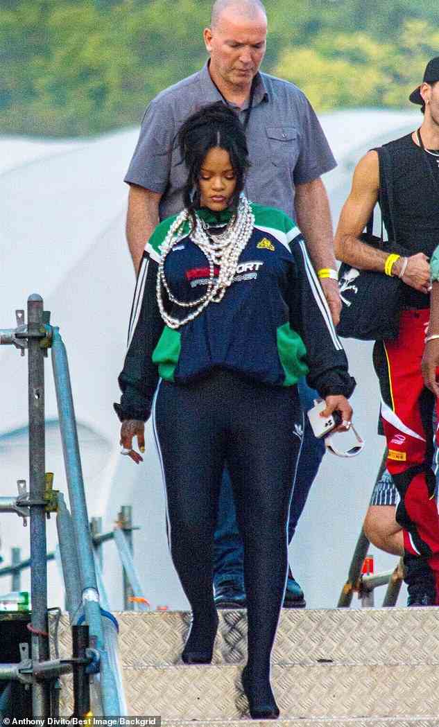 Leuchtend: Rihanna hatte einen seltenen Auftritt, um ihren Freund ASAP Rocky bei seinem Konzert während des Lollapalooza-Festivals am Sonntag in Paris, Frankreich, zu unterstützen
