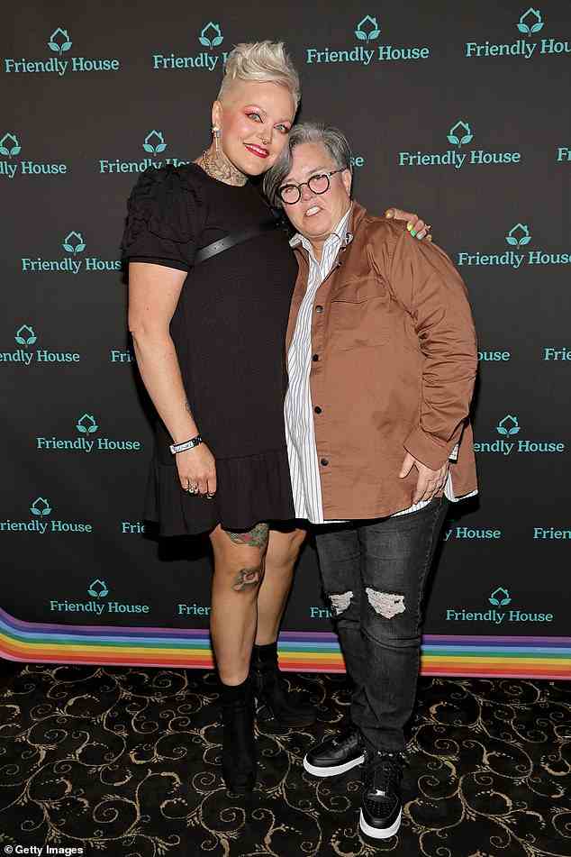 Lovebirds: Rosie O'Donnell, 60, nahm ihre Beziehung mit Aimee Hauer am Samstag offiziell auf dem roten Teppich auf, als sie eine Comedy-Benefizveranstaltung für Friendly House im Fonda Theatre in Hollywood moderierte
