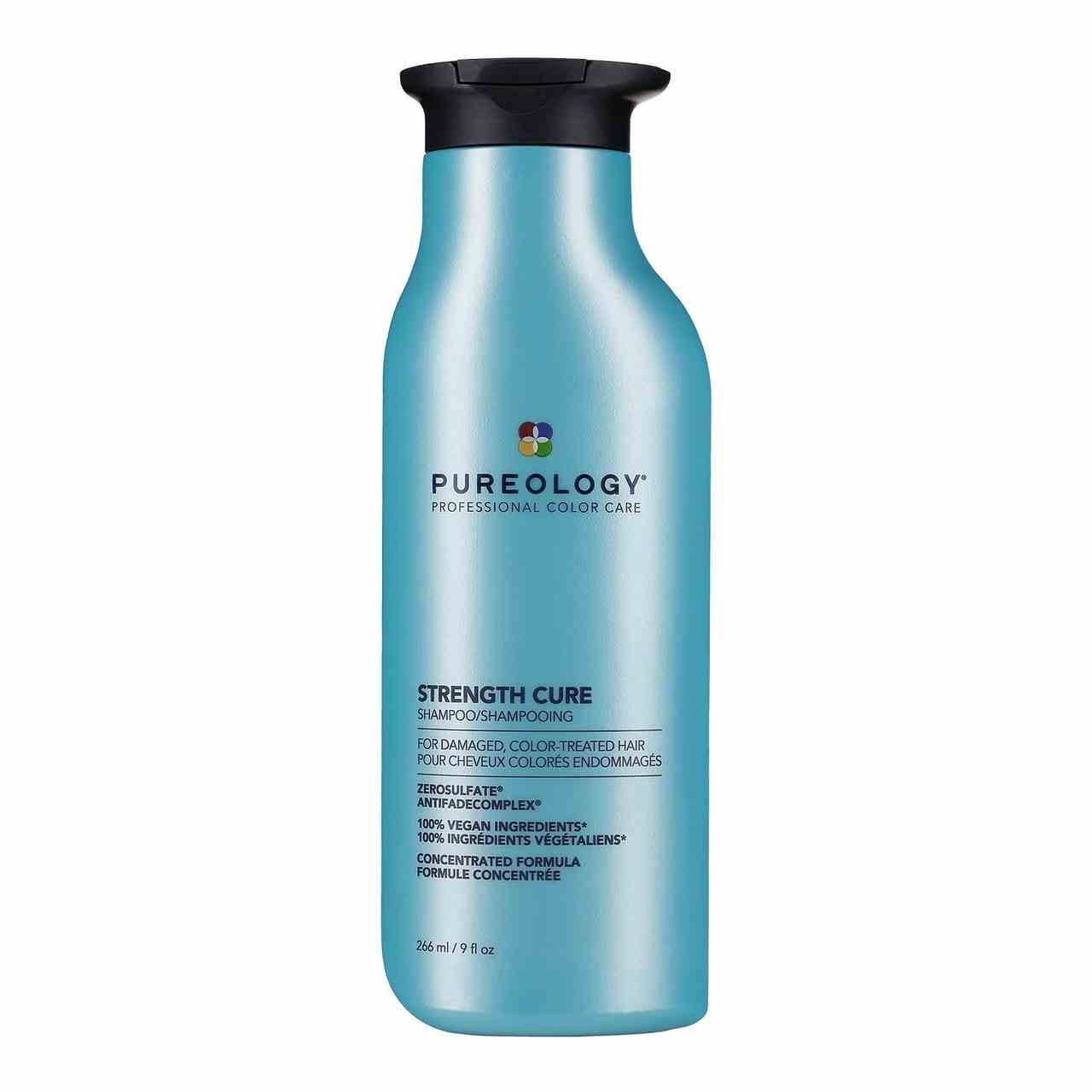 Eine blaue Flasche Pureology Strength Cure Shampoo auf weißem Hintergrund