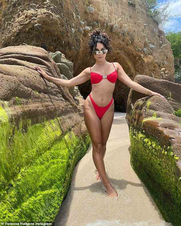 Bikini-Babe: Im Rahmen der Junggesellinnen-Party ihrer Freundin Sarah Hyland lebt sie sich gerade in Mexiko aus.  Und Vanessa Hudgens sah aus wie das ultimative Bikini-Babe, als sie in einem winzigen roten Zweiteiler am Strand posierte