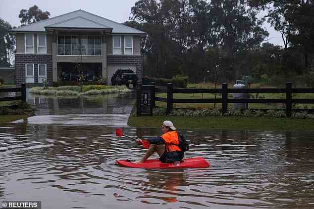 Sydney Water hat Anwohner in 33 Vororten, die von den jüngsten Überschwemmungen betroffen waren, gewarnt, ihren Wasserverbrauch zu begrenzen, da die Filtersysteme Probleme haben