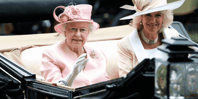 Nach einem holprigen Start hat sich Camillas Beziehung zu Königin Elizabeth II. im Laufe der Jahre verbessert.  Die beiden sehen sogar gerne zu "Downton Abbey" zusammen.