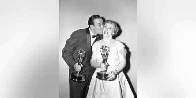 Carl Reiner und Pat Carroll posieren mit ihren Auszeichnungen während der 9. jährlichen Primetime Emmy Awards am 16. März 1957 im Colonial Theatre in New York City.