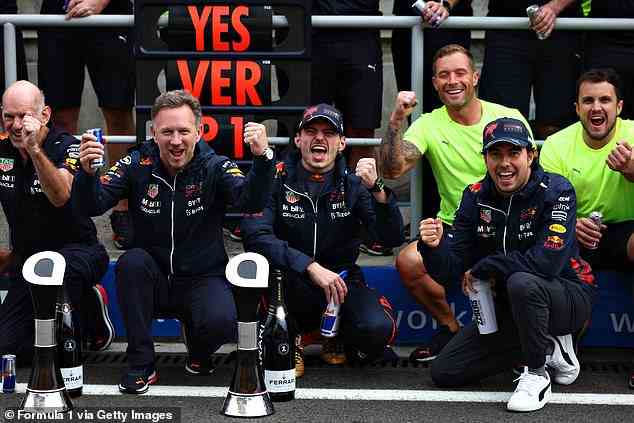 Das Red Bull Team feiert den beeindruckenden Sieg von Max Verstappen beim Großen Preis von Ungarn