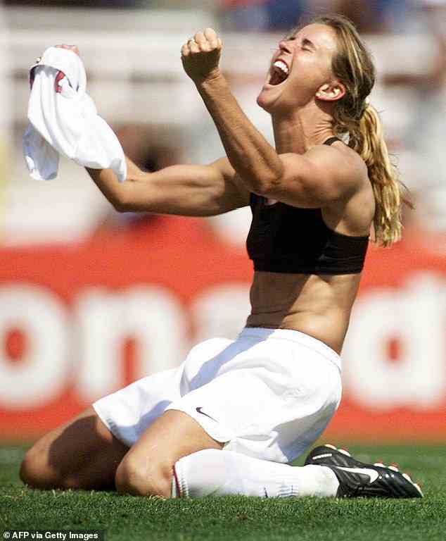 Kelly, die sich bis auf ihren Sport-BH auszog und über das Spielfeld eilte, zog Vergleiche mit Brandi Chastains berühmter Feier im Jahr 1999