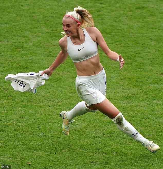 In Anlehnung an eine der berühmtesten Feierlichkeiten des Fußballs wirbelte Matchwinnerin Chloe ihr weißes Trikot um den Kopf und verkörperte einen der besonderen Anlässe in der Geschichte des Fußballs im Land