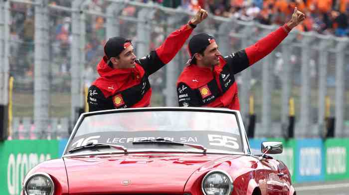 Die Ferrari-Fahrer Charles Leclerc und Carlos Sainz während der Fahrerparade vor dem Großen Preis von Ungarn.