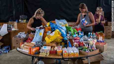 Freiwillige arbeiten in einem Verteilungszentrum für gespendete Waren in Buckhorn, Kentucky.