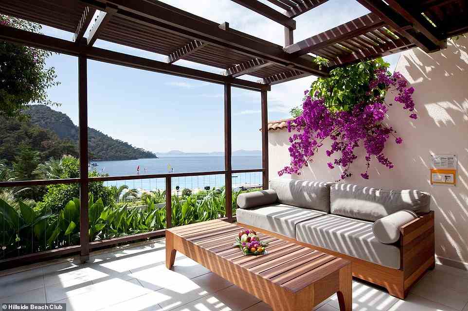 Die Zimmer im Hillside Beach Club sind terrassenförmig in die Klippen eingebettet.  „Während man überall englische, italienische und deutsche Akzente hört, zieht das Hotel auch viele gut betuchte türkische Gäste an“, sagt Angelina