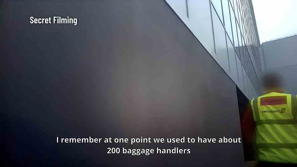 Einem Reporter wurde gesagt, dass Passagiere, die versuchen, an die Luft zu gelangen und ihr Gepäck zu holen, „die ganze Zeit passieren“.