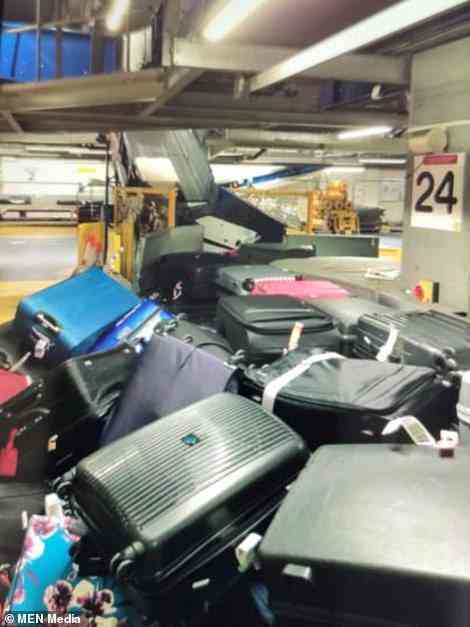 Fotos, die hinter den Kulissen des Gepäcks am Flughafen Manchester aufgenommen wurden