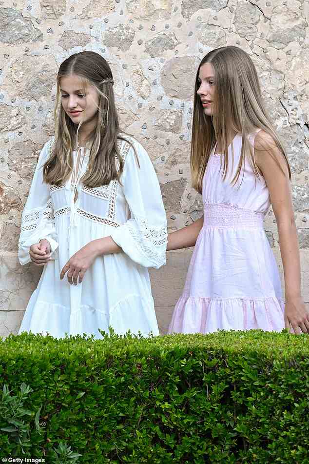 Alle erwachsen!  Die jungen Prinzessinnen trugen weiße und babyrosa Kleider, während Leonor Boho-Locken und Zöpfe trug