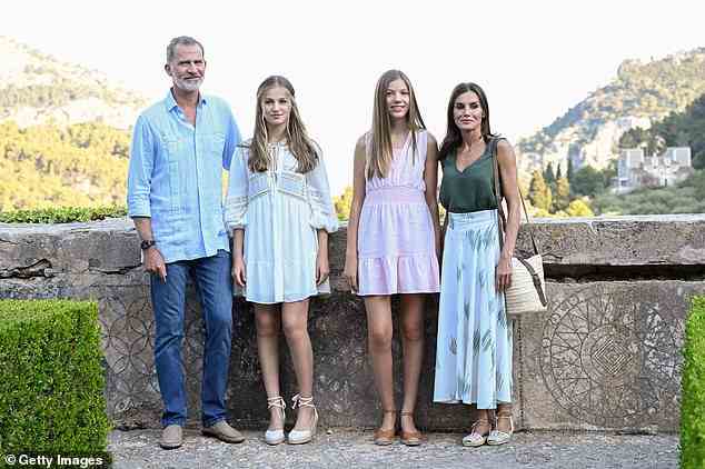 Die spanische Königsfamilie posierte vor einer wunderschönen Kulisse, als sie die Cartuja de Vallmossa auf Mallorca, Spanien, besuchte