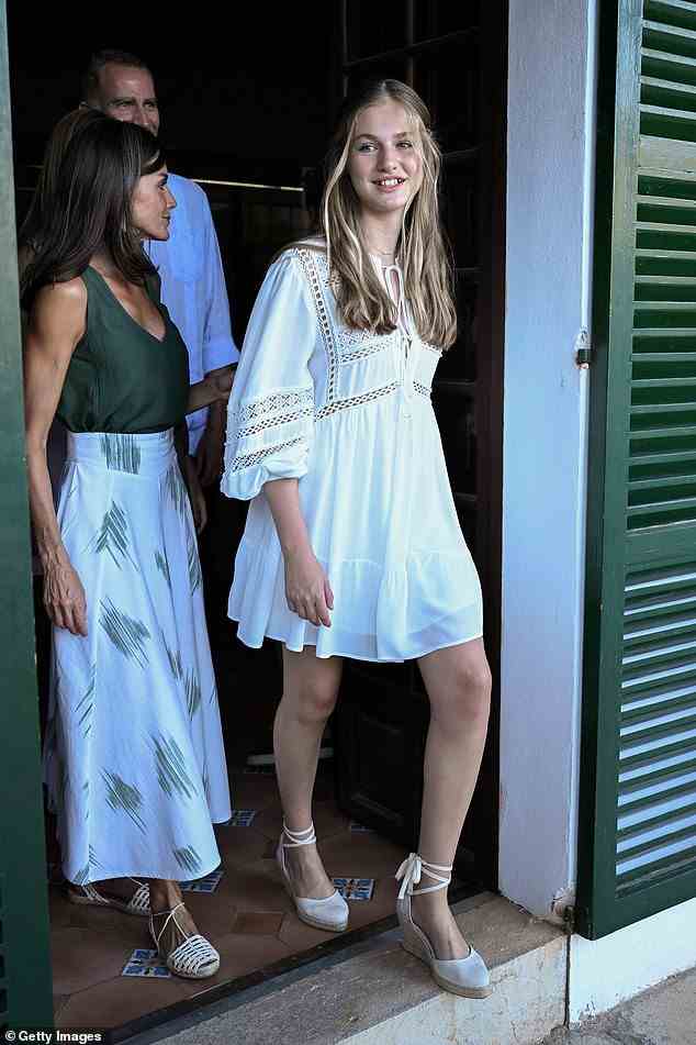 Prinzessin Leonor von Asturien trug weiße Espadrilles mit Keilabsatz zu ihrem weißen Kleid im Hippie-Chic