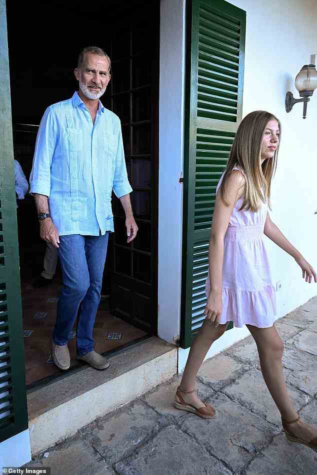 Die jüngere Schwester Prinzessin Sofía entschied sich für flache Schuhe, als sie ihr hellrosa Kleid mit braunen Espadrilles kombinierte