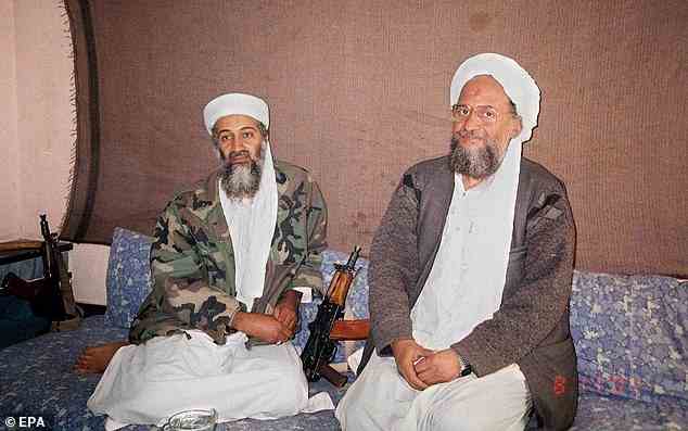 Al-Zawahiri war Bin Ladens Nr. 2 in Al-Qaida, dem radikalen Dschihadisten-Netzwerk, das einst von dem saudischen Millionär geführt wurde.  Die beiden sind oben auf diesem Aktenfoto vom September 2006 zu sehen