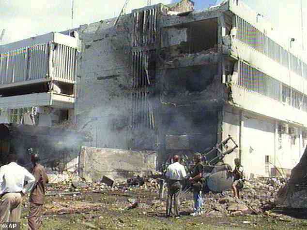 Rauch steigt von der US-Botschaft in Dar es Salaam, Tansania, in diesem Fernsehbild auf, nachdem 1998 draußen eine mutmaßliche Autobombe explodiert ist;  al-Zawahiri wurde wegen seiner angeblichen Rolle bei den Bombenanschlägen auf die Botschaften der Vereinigten Staaten in Daressalam, Tansania, und Nairobi, Kenia, vom 7. August 1998 angeklagt