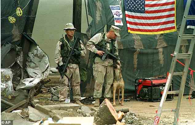 Bewaffnete US-Marines bewachen 1998 den Eingang der US-Botschaft in Nairobi, während FBI-Agenten Beweise für den Bombenanschlag sammeln