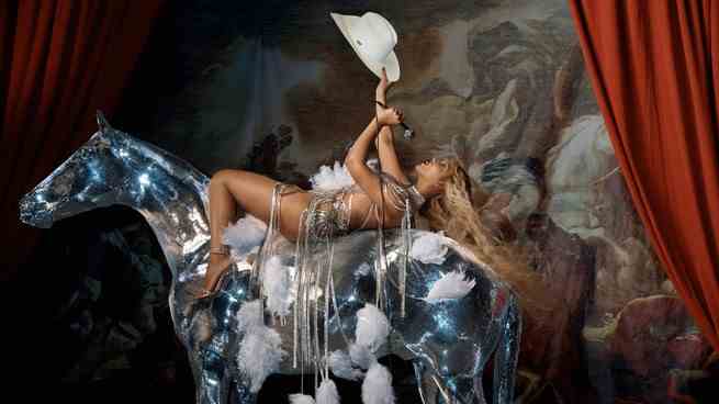 Beyoncé singt in ein Mikrofon, während sie sich im Cover-Artwork auf ein metallisches Pferd legt "Renaissance"