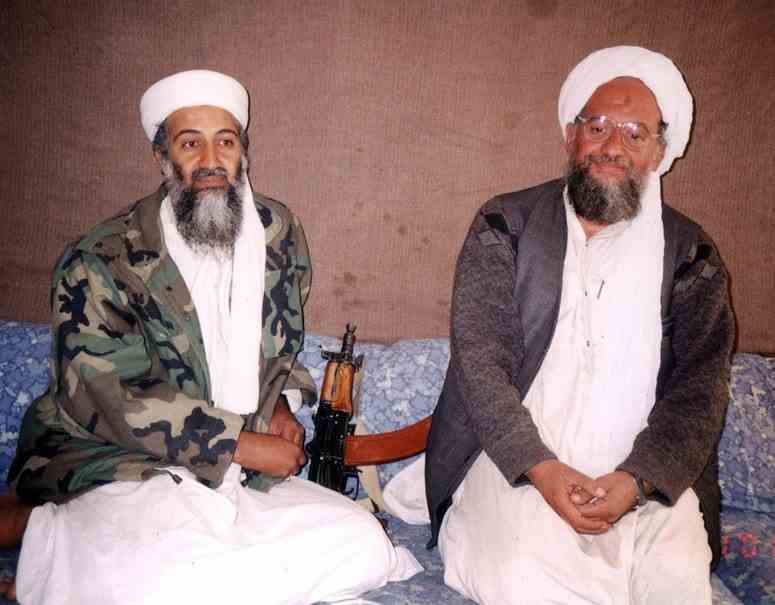 Osama bin Laden sitzt mit seinem Berater Ayman al-Zawahiri zusammen.