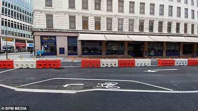 Der Stadtrat von Birmingham besteht darauf, dass der bemalte Straßenabschnitt, der einem Fahrradweg ähnelt, tatsächlich einer ist "Orientierungshilfe" für Radfahrer zum Absteigen