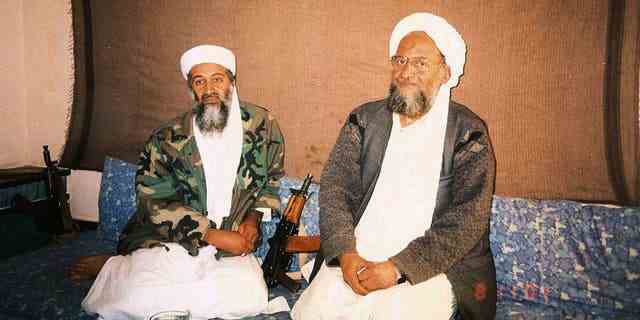 Usama bin Laden und Al-Qaida-Führer Ayman al-Zawahri sitzen nebeneinander.