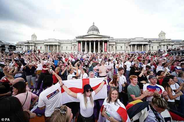 Fans feiern den Schlusspfiff auf dem Trafalgar Square, wo die Löwinnen angebrüllt werden