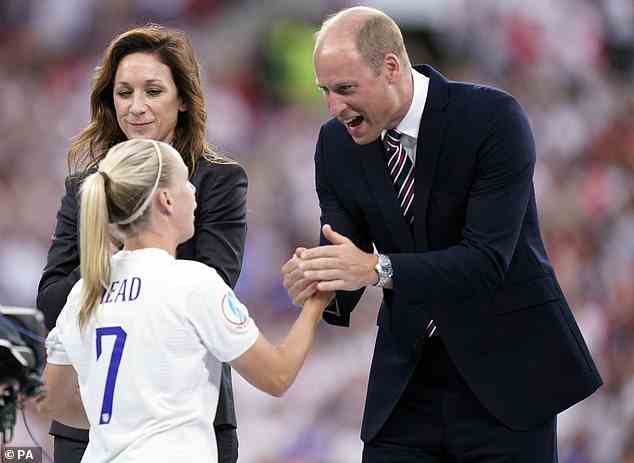 Der Herzog von Cambridge gratuliert neben der UEFA-Frauenfußballchefin Nadine Kessler der Engländerin Beth Mead